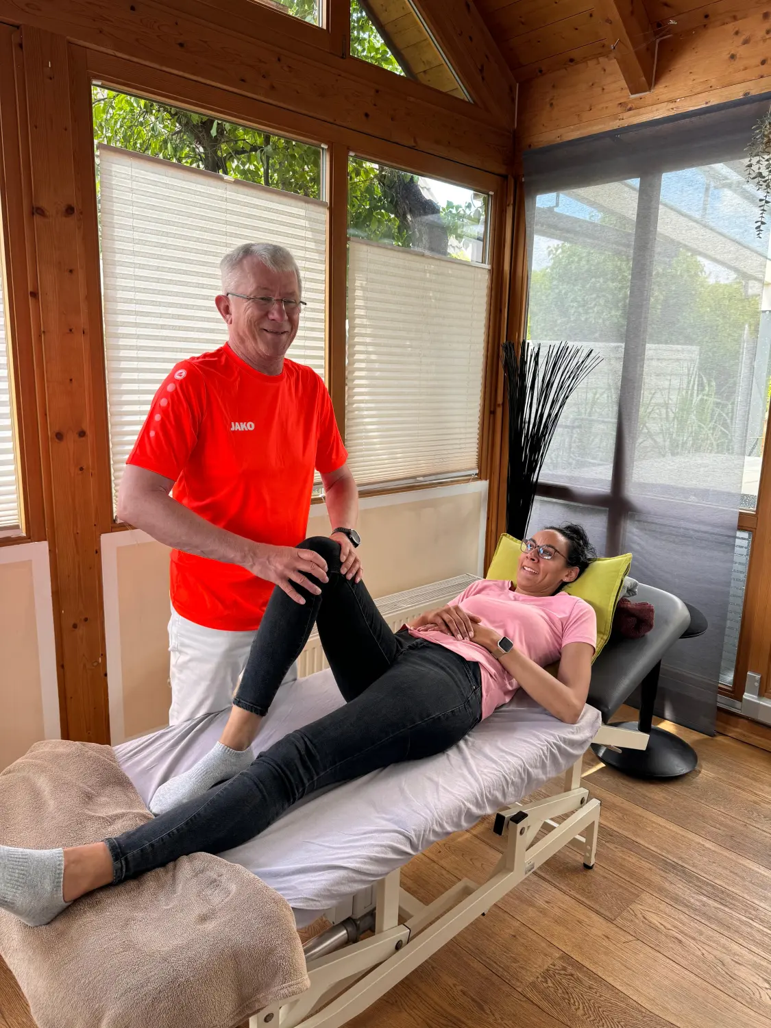 Arzt untersucht Patient von Praxis Jörg