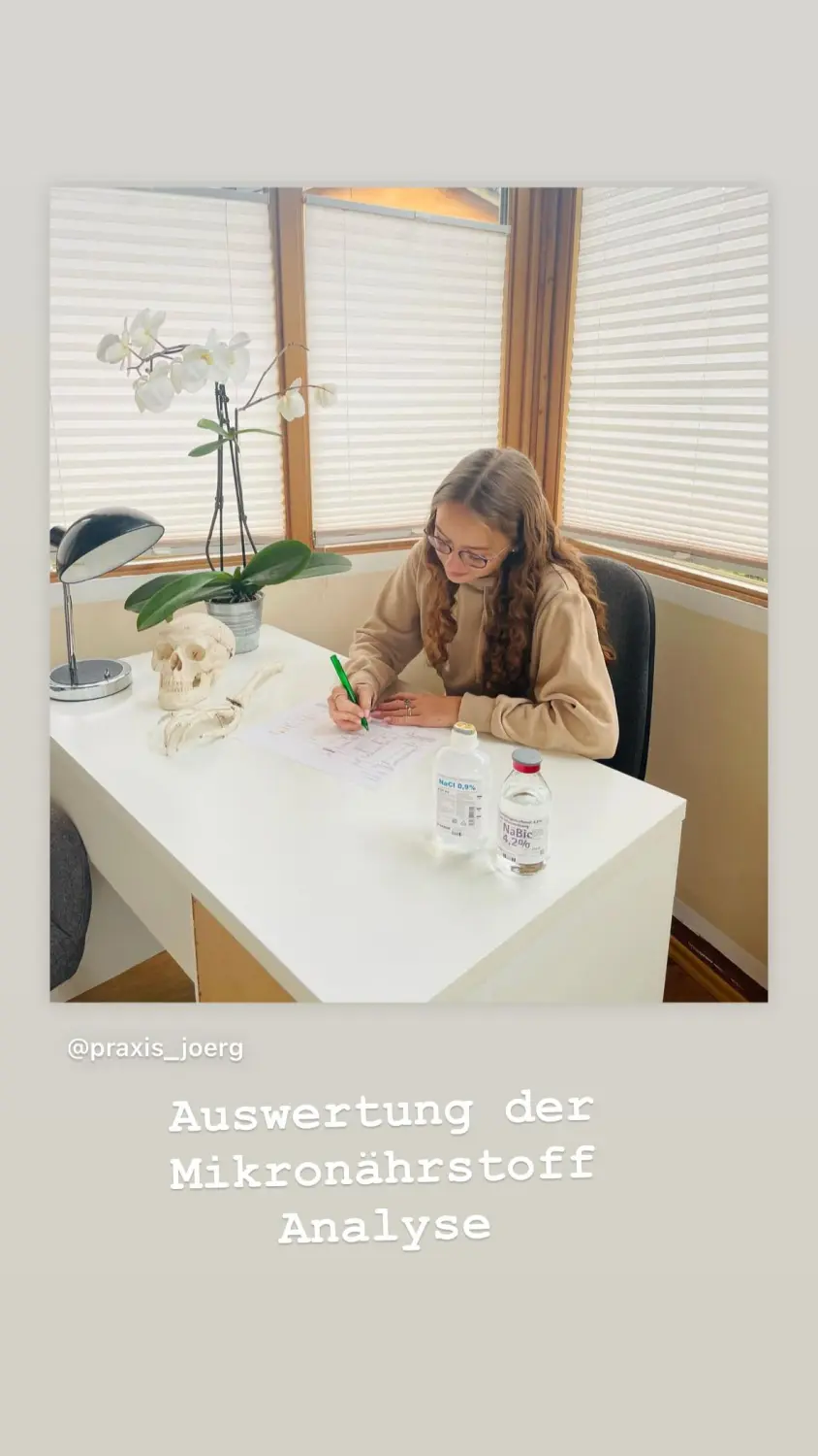 Arzt sitzt in der Klinik  von Praxis Jörg